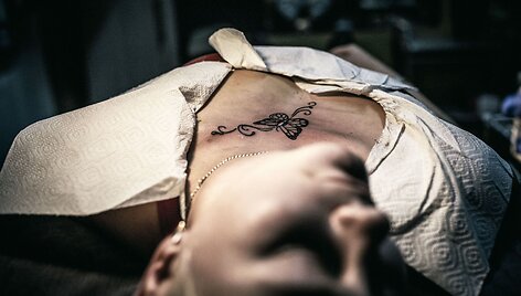 Tatuiruočių meistrė Rusijoje buitinio smurto aukų randus paslepia po tatuiruotėmis