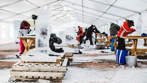 Menininkai ruo&scaron;ia ledo skulptūras