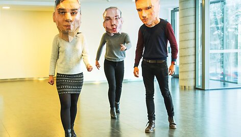 Studentai su savo sukurtomis kaukėmis-galvomis