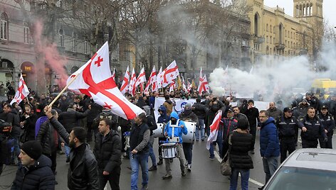 Gruzijoje tūkstančiai mitinguotojų rei&scaron;kė paramą populiariai televizijai
