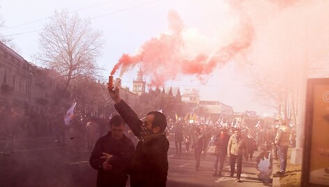 Gruzijoje tūkstančiai mitinguotojų rei&scaron;kė paramą populiariai televizijai