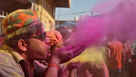 Tradiciškai ryški hinduizmo Holi šventė Indijoje