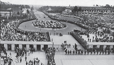 1936 rugpjūčio 1 d.  Hitleris žengia pro vartus į olimpinį stadioną