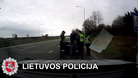 pareigunai-sustabdo-ir-galimai-vogta-alfa-romeo-automobili