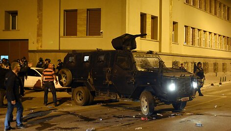 Makedonijoje protestuotojai &scaron;turmavo parlamentą