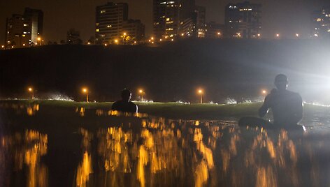 Peru sostinėje banglentininkai mėgaujasi vakariniais pasiplaukiojimais