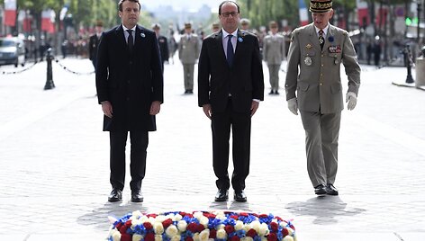 E.Macronas ir F.Hollande'as dalyvauja nežinomo kario pagerbimo ceremonijoje