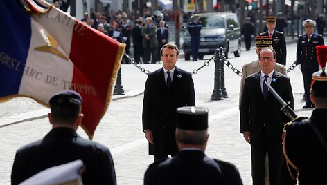 E.Macronas ir F.Hollande'as dalyvauja nežinomo kario pagerbimo ceremonijoje