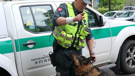 Kauno apskrities VPK patrulių rinktinės kinologas Dainius Dauk&scaron;a