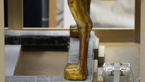 Faraono Tutanchamono lova ir vežimas perkelti į naują Kairo muziejų