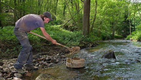 Mėgėjas geologas Isuare esančiame upelyje renka safyrus