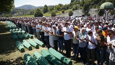 Tūkstančiai žmonių mini Srebrenicos žudynių aukų atminimą