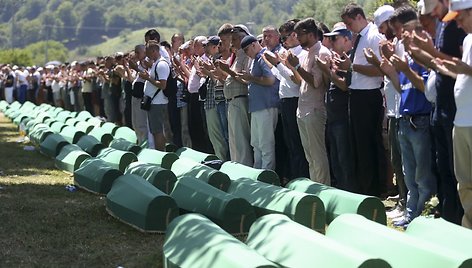 Tūkstančiai žmonių mini Srebrenicos žudynių aukų atminimą