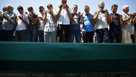 Tūkstančiai žmonių mini Srebrenicos žudynių aukų atminimą