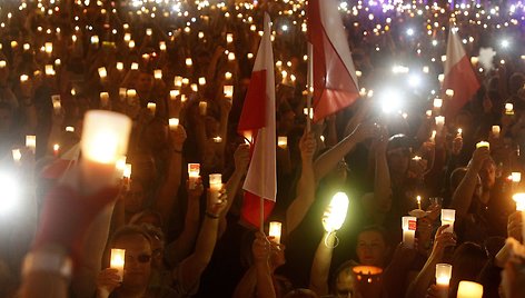 Lenkijoje tūkstančiai žmonių protestavo prieš teismų reformas