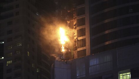 Gaisras viename auk&scaron;čiausių Dubajaus dangoraižių