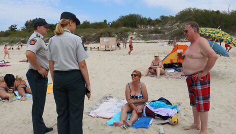 Policijos pareigūnai paplūdimyje