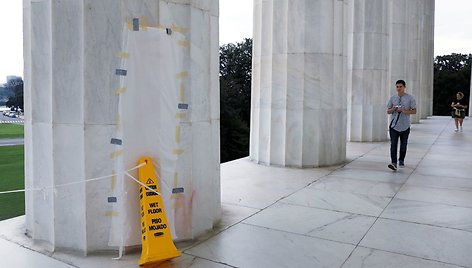 Vašingtone vandalai aprašinėjo Lincolno memorialą