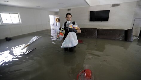 Hjustono gyventojai grįžta į potvynio nuniokotus savo namus