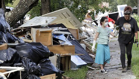 Hjustono gyventojai grįžta į potvynio nuniokotus savo namus