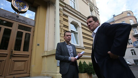 Raimondas Kurlianskis palieka STT su savo advokatu