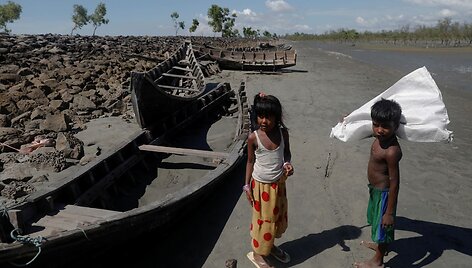 I&scaron; Mianmaro bėgantys rohinjai Banglade&scaron;ą bando pasiekti laivais