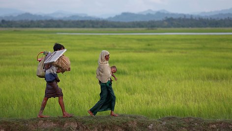 Persekiojami rohinjai iš savo šalies bėga į Bangladešą