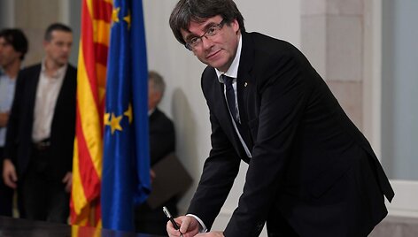 Katalonijos lyderiai pasira&scaron;ė atidėtą nepriklausomybės deklaraciją