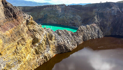 Kelimutu ugnikalnyje Indonezijoje &ndash; spalvą keičiantys ežerai