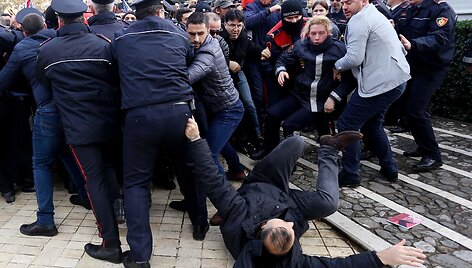 Neramumai Albanijos parlamente ir prie jo