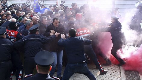 Neramumai Albanijos parlamente ir prie jo