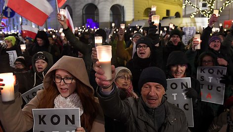 Lenkai dainomis protestavo prieš teismų reformas