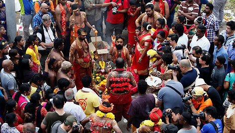 &Scaron;imtai tūkstančių tikinčiųjų Malaizijoje &scaron;venčia hinduistų festivalį