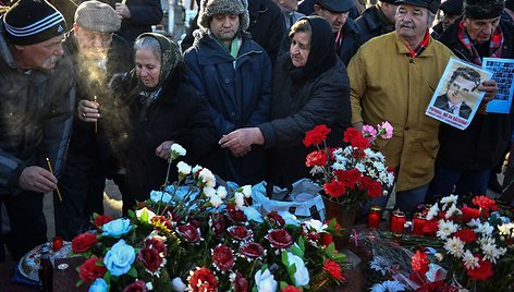 Dalis rumunų N.Ceausescu 100-ąsias gimimo metines pasitiko prie jo kapo