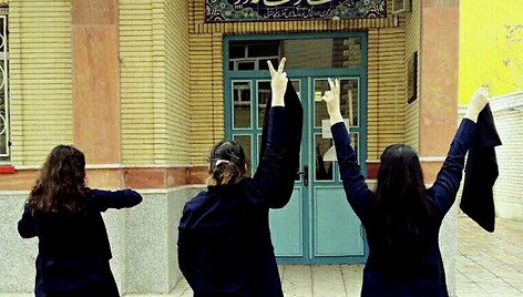 Iranietės protestavo prie&scaron; galvos apdangalų dėvėjimą