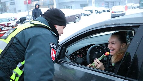 Moters dienos proga pareigūnai moterims dovanojo gėles