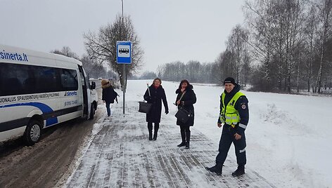Pareigūnai visoje Alytaus apskrityje sveikino moteris