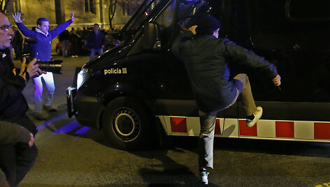 Katalonijoje protestuojantys žmonės blokavo kelius
