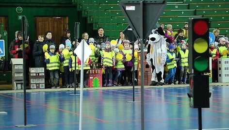 Per saugaus eismo dieną Kaune vaikai su pareigūnais gamino milžini&scaron;ką &scaron;viesoforą
