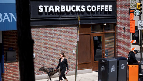 Protestai prie „Starbucks“ kavinių JAV