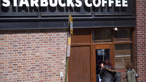 Protestai prie „Starbucks“ kavinių JAV