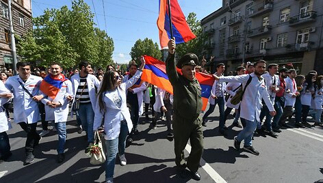 Armėnai džiaugiasi dėl atsistatydinusio premjero Seržo Sargsiano