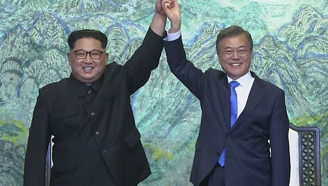 &Scaron;iaurės ir Pietų Korėjos lyderiai: Kim Jong Unas ir Moon Jae-inas 