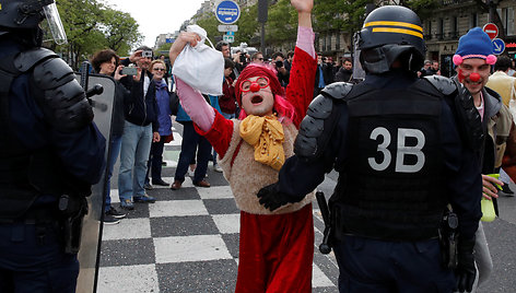 Paryžiuje per Gegužės 1-osios protestus kilus riaušėms sulaikyta dešimtys žmonių