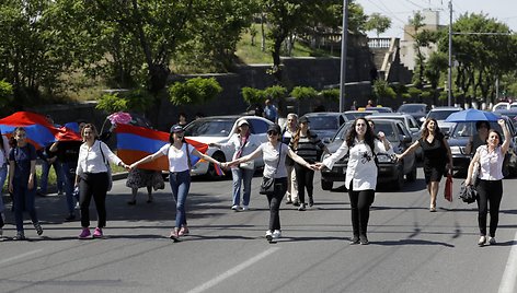 Armėnijos opozicijos šalininkai blokuoja eismą Jerevane