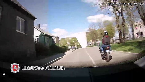 telsiuose-nufilmuotos-policininkams-nestojusio-motociklo-gaudynes