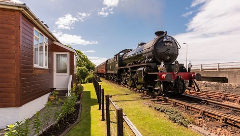 Škotijoje parduodamas namas, šalia kurio dažnai pravažiuoja „Hogwarts Express“ traukinys