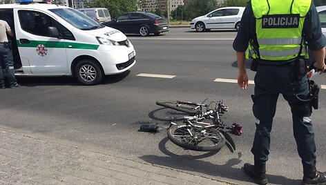 Vilniuje &bdquo;&Scaron;koda&ldquo; partrenkė dviratininką