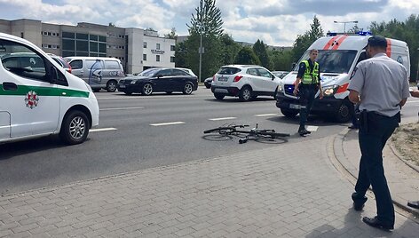 Vilniuje &bdquo;&Scaron;koda&ldquo; partrenkė dviratininką