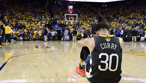 Stephenas Curry reaguoja į Klay Thompsonas traumą